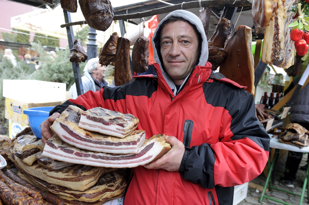 Гледају и пробају, али мало купују: Новости у Качареву на традиционалној Сланинијади
